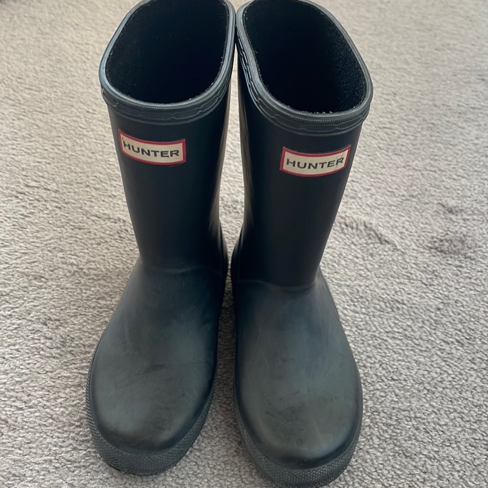 Girls hunter rain boots in color black in size 11